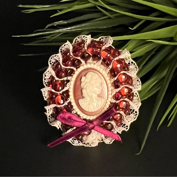 Vintage Victorian Cameo Brooch Pin - Picture 1 of 7